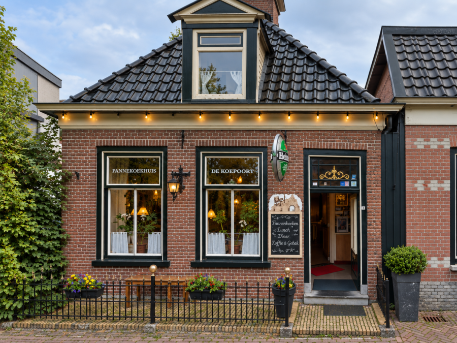 Van karakteristiek pannenkoekenhuis naar tijdelijke kantoorruimte in Sloten